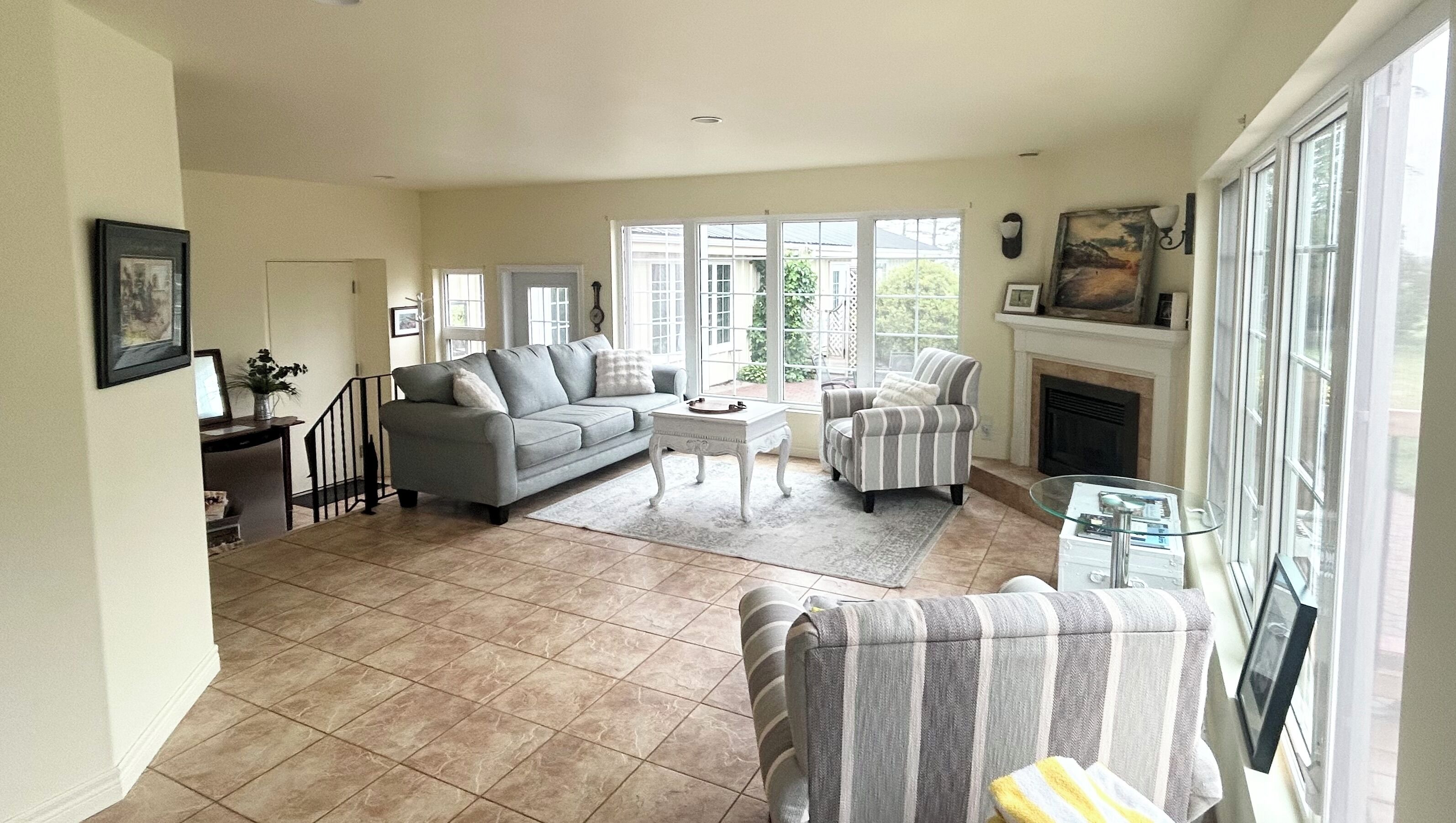 Smart-TV, peis, DVD-spiller og bøker