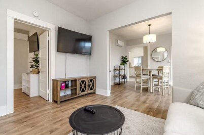 Charming 2-bedroom house in Seattle with WiFi, AC, 5 minutes from downtown