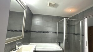 Bathroom - King bed suite in the heart of downtown, festive atmosphere (Montréal)