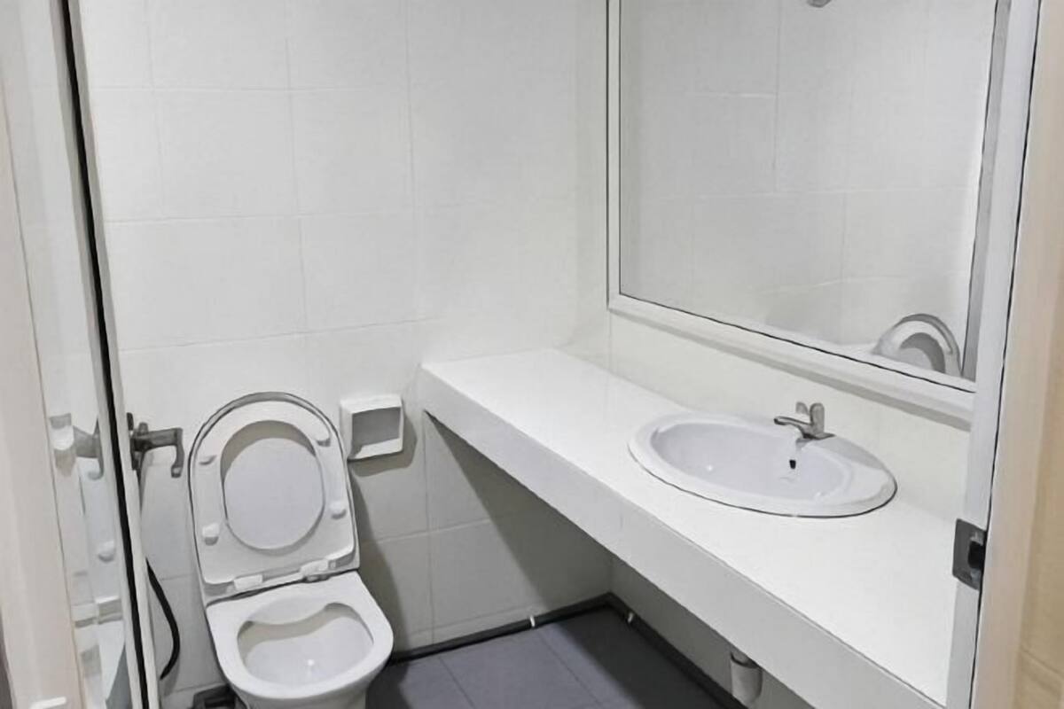 Un baño pequeño y limpio con inodoro, lavabo y espejo.