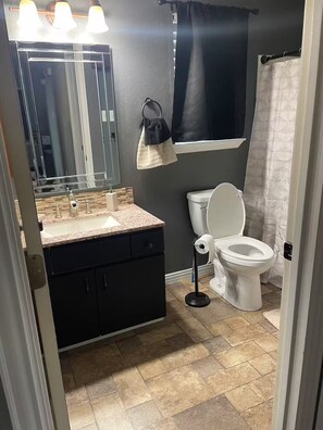Hair dryer, towels, toilet paper - Skyblue Ranch, Peaceful Getaway with Pool!Pets! (Terrell)