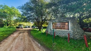 Un panneau indiquant le parc national de Wilmot, avec un chemin de terre menant à l’entrée.