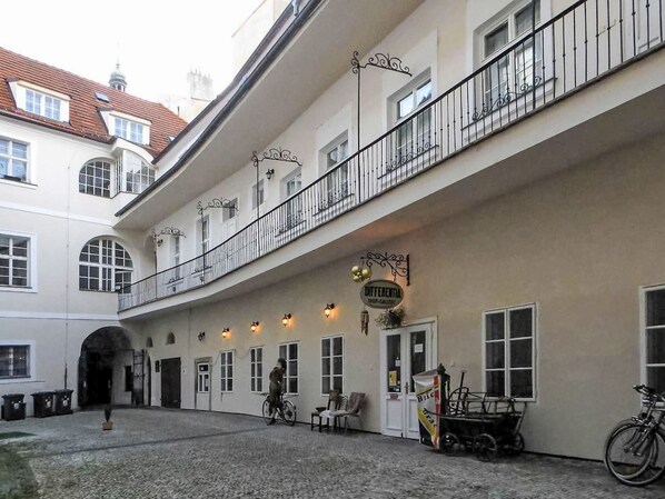 A building with a ground floor shop named 'Differentiia' and a second-floor balcony with a wrought iron railing.