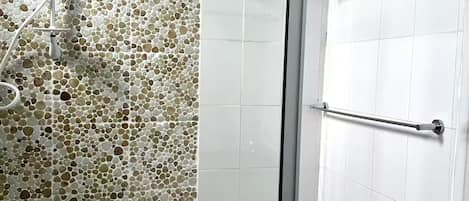Shower, hair dryer, bidet, towels