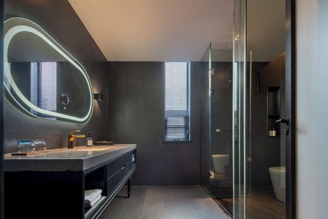 Business Twin Room, City View | Bathroom | Shower, free toiletries, hair dryer, slippers
