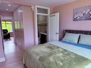3 bedrooms, iron/ironing board, WiFi, bed sheets - Cherry Chirp Cottage in County Fermanagha (County Fermanagha)
