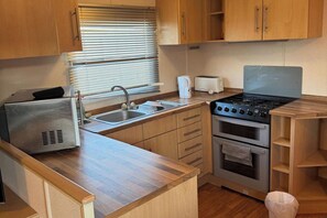 Fridge, microwave, oven, stovetop - Seaside Bliss Retreat in heart of isle of sheppy (Sheerness)