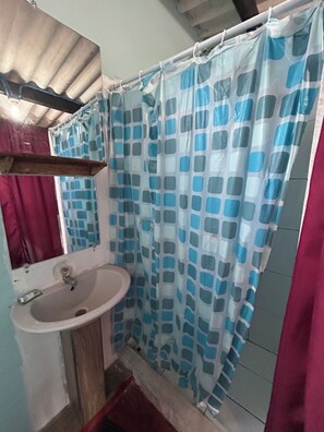 Douche, serviettes fournies, savon, papier toilette