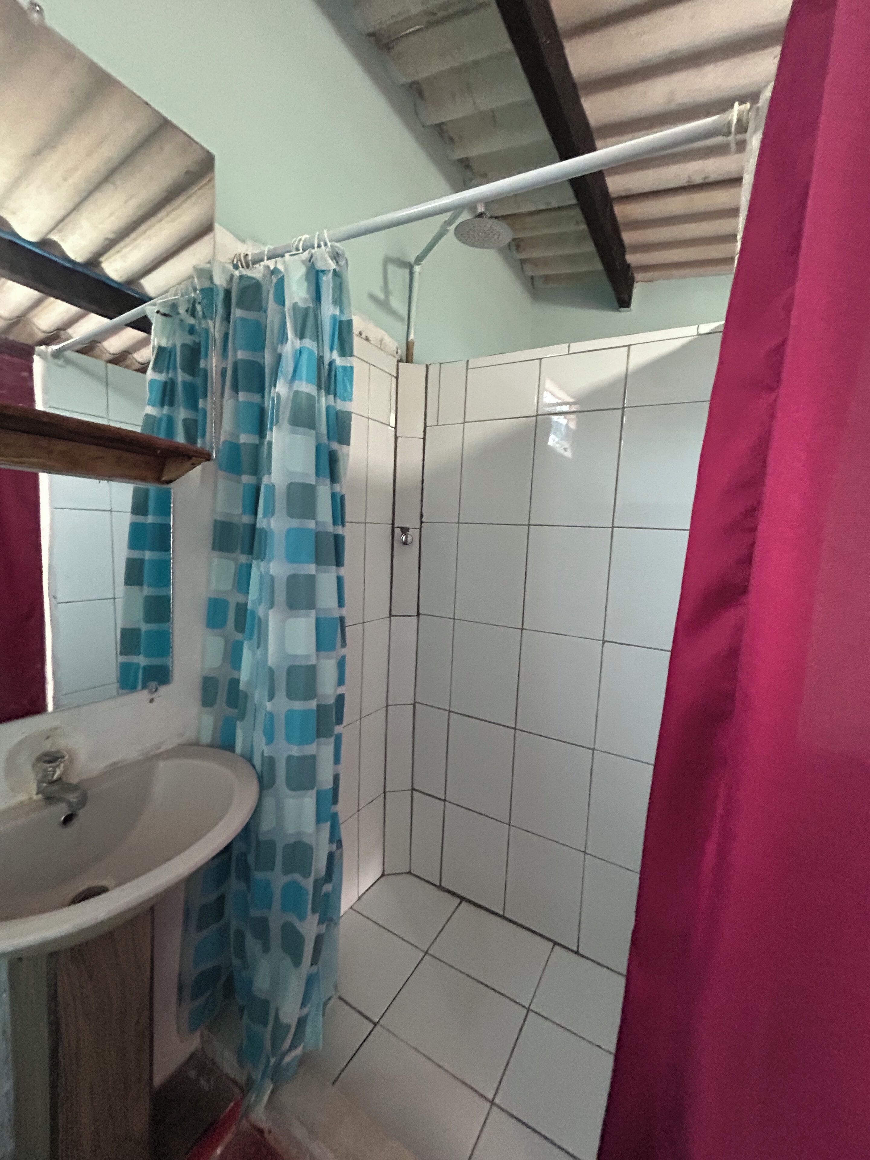 Een douche, handdoeken, zeep, toiletpapier