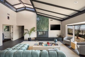 Smart-TV, peis, fotballspill og stereoanlegg