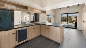 Een moderne keuken met een ingebouwde vaatwasser, houten kastjes en een groot eiland.