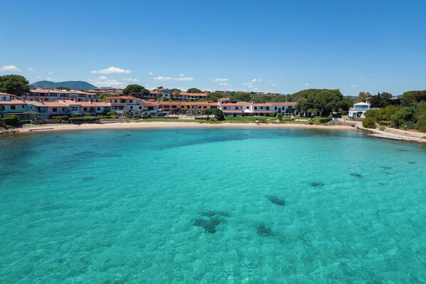 Una spiaggia nelle vicinanze