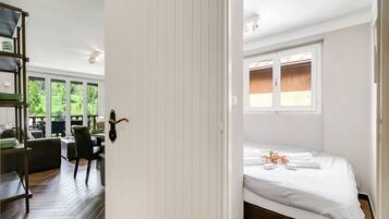 2 bedrooms, internet, bed sheets