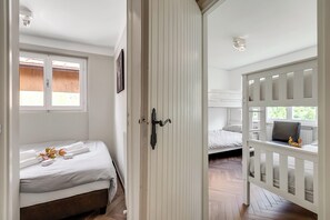 2 bedrooms, internet, bed sheets