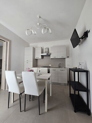 Kühlschrank, Ofen, Wasserkocher mit Kaffee-/Teezubehör