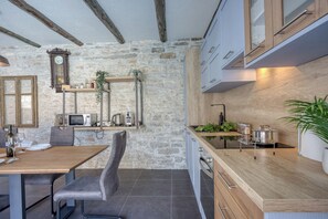 Frigorifero, microonde, forno, piano cottura