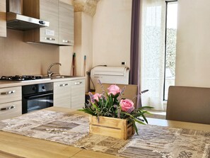 Fridge, oven, dishwasher, coffee/tea maker