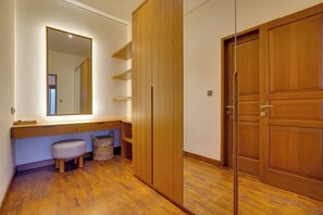 In-room safe, free WiFi, bed sheets
