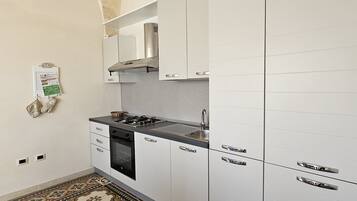 Kjøleskap, ovn, oppvaskmaskin og kaffetrakter/tekoker