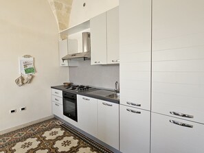 Kjøleskap, ovn, oppvaskmaskin og kaffetrakter/tekoker