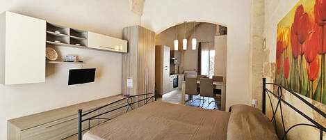 2 makuuhuonetta, työpöytä, ilmainen Wi-Fi, vuodevaatteet