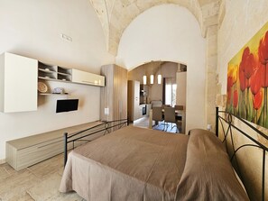 2 bedrooms, desk, free WiFi, bed sheets - Sunday suite with private balcony (San Pancrazio Salentino)