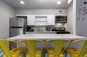 Fridge, microwave, oven, stovetop - Montrose Chic Studio! Medical Center 12 (Houston)