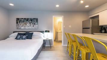 Escritorio, tabla de planchar con plancha, cuna de viaje y wifi gratis