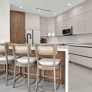 Microwave, oven, stovetop, dishwasher - Luxurious Oasis (Rotonda West)