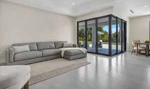 Smart TV - Luxurious Oasis (Rotonda West)