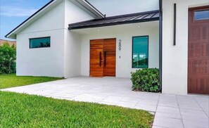 Exterior - Luxurious Oasis (Rotonda West)