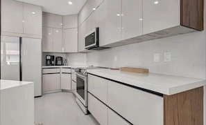 Four à micro-ondes, un four, surface de cuisson, lave-vaisselle