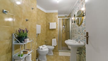 Doccia, asciugacapelli, bidet, asciugamani