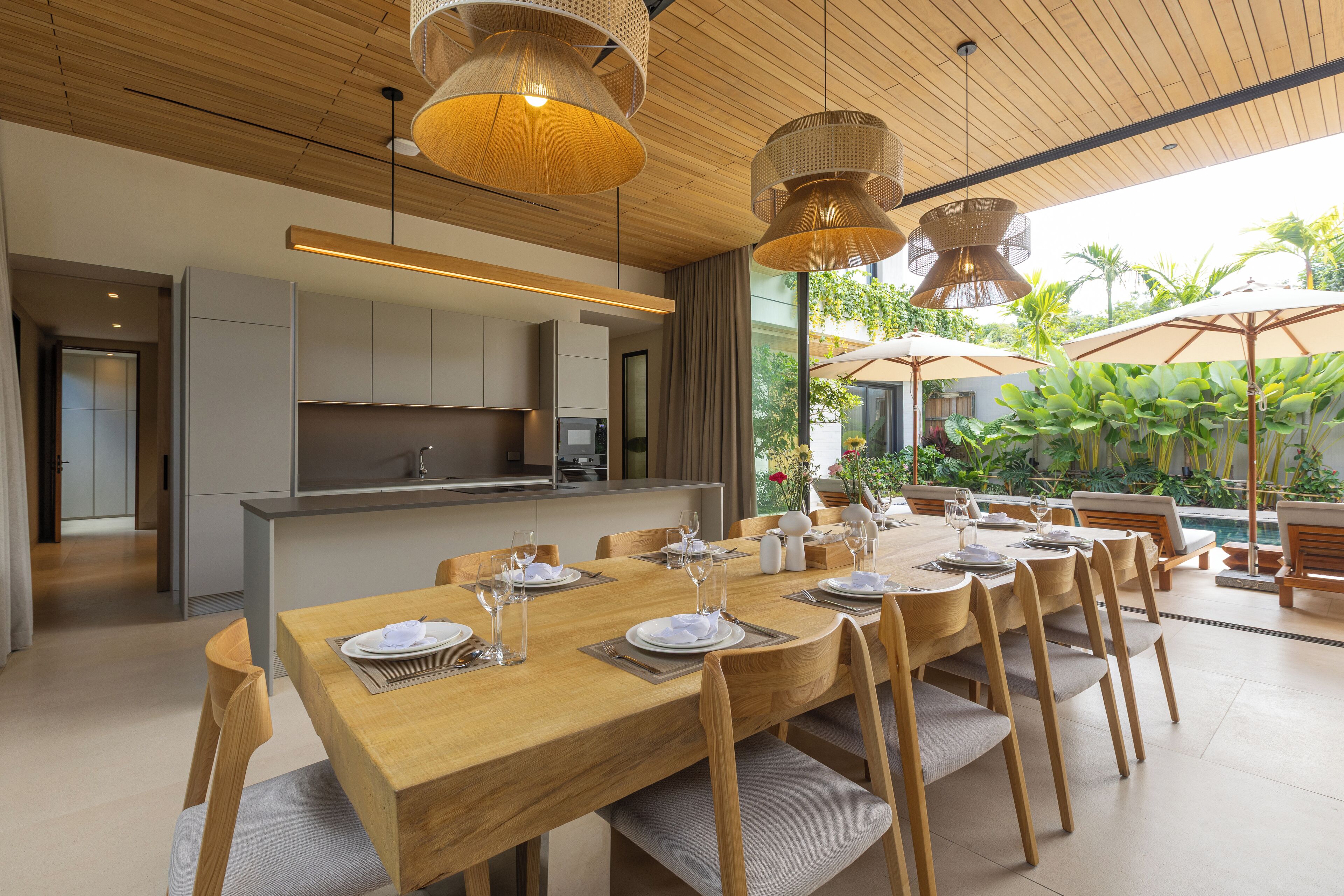 Een moderne eethoek met een houten tafel voor zes personen, omringd door stoelen.