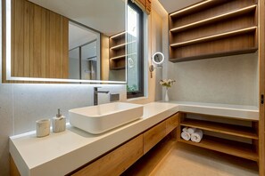 Douche, sèche-cheveux, serviettes fournies, savon