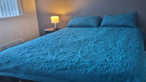2 habitaciones, tabla de planchar con plancha, wifi y ropa de cama 