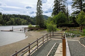 Property grounds - Lakeside Living – New 1 Bedroom Retreat (Lake Cowichan)