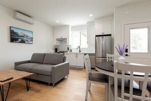 Smart TV - Lakeside Living – New 1 Bedroom Retreat (Lake Cowichan)