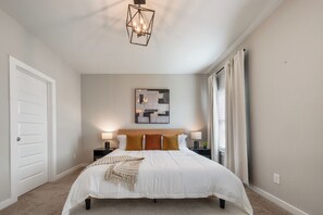 4 bedrooms, iron/ironing board, travel cot, WiFi - Family-Friendly 4BR Home - Game Room, Fire Pit & Backyard Fun (Cullman)