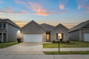 Exterior - Family-Friendly 4BR Home - Game Room, Fire Pit & Backyard Fun (Cullman)