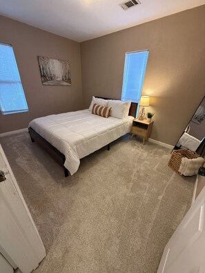 3 室のベッドルーム、アイロン / アイロン台、旅行用ベビーベッド、WiFi (無料)