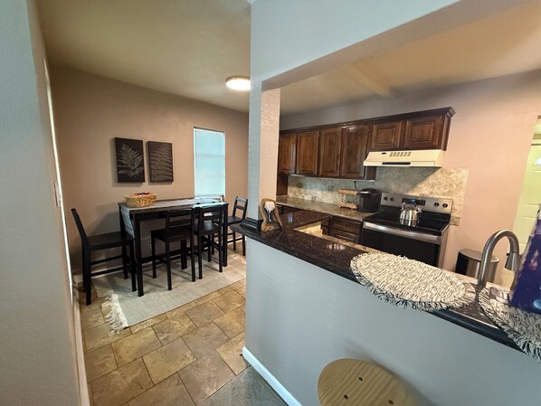 冷蔵庫、電子レンジ、オーブン、コンロ