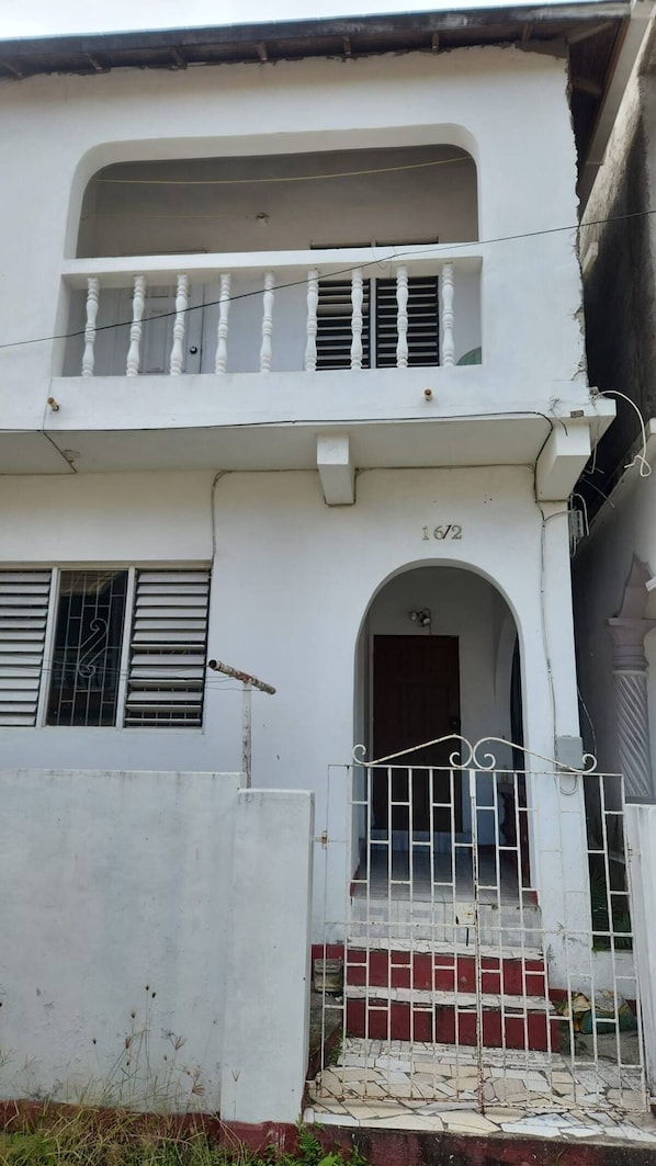 Exterior detail - Charming 1-bedroom apartment in delightful Ocho Rios with WiFi, and AC. (Ocho Rios)