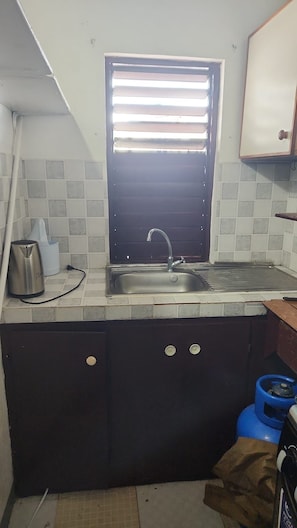 Microwave, oven, stovetop - Charming 1-bedroom apartment in delightful Ocho Rios with WiFi, and AC. (Ocho Rios)