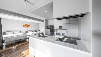 Refrigerador con congelador, microondas, parrilla de estufa y tostadora