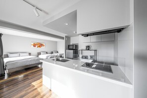 Refrigerador con congelador, microondas, parrilla de estufa y tostadora 