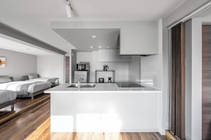 Geladeira grande, micro-ondas, cooktop, torradeira