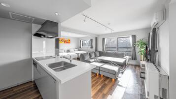 Refrigerador con freezer, microondas, placa de cocina, tostadora