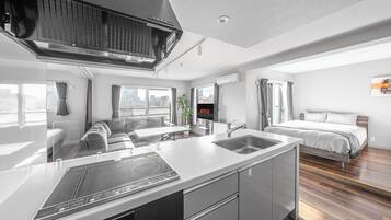 Refrigerador con freezer, microondas, placa de cocina, tostadora