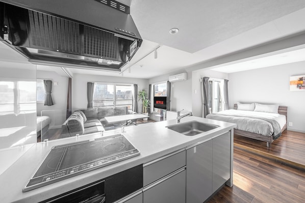 Geladeira grande, micro-ondas, cooktop, torradeira